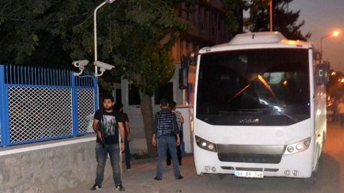 Siirt\'te Gözaltına Alınan 10 Hakim ve Savcı Emniyete Getirildi