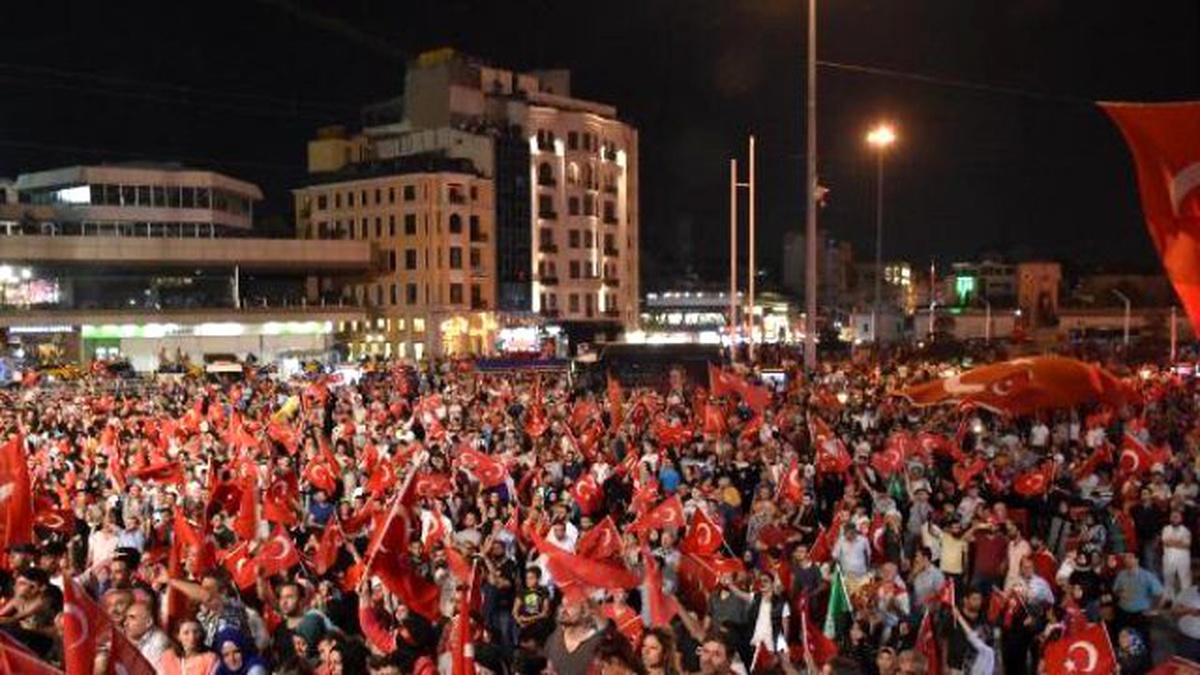 Taksim\'de "Demokrasi Nöbeti" Sürüyor