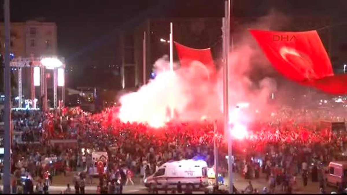 Taksim\'de "Demokrasi Nöbeti" Sürüyor