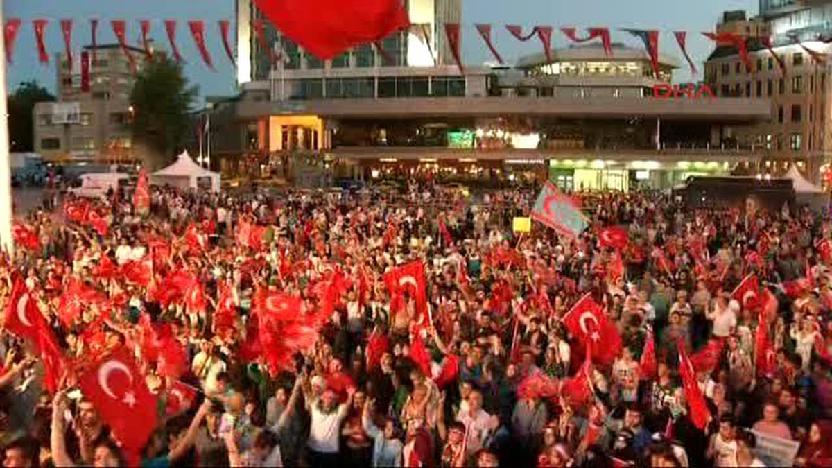 Taksim, Kısıklı ve Saraçhane\'de "Demokrasi Nöbeti"
