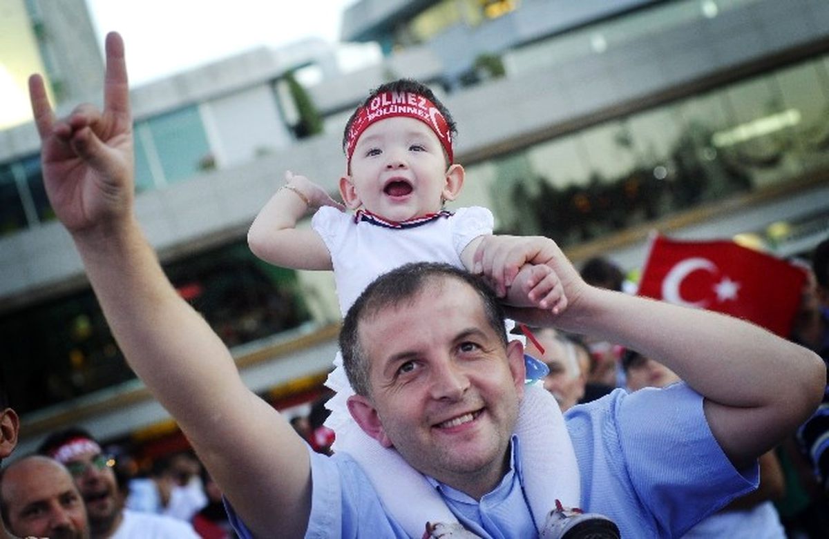 Taksim Meydanı\'nda "Demokrasi Nöbeti" Devam Ediyor
