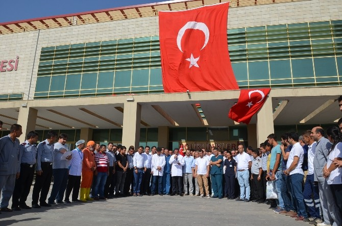 Viranşehir\'de Sağlık Çalışanları Darbe Girişimine Tepki Gösterdi