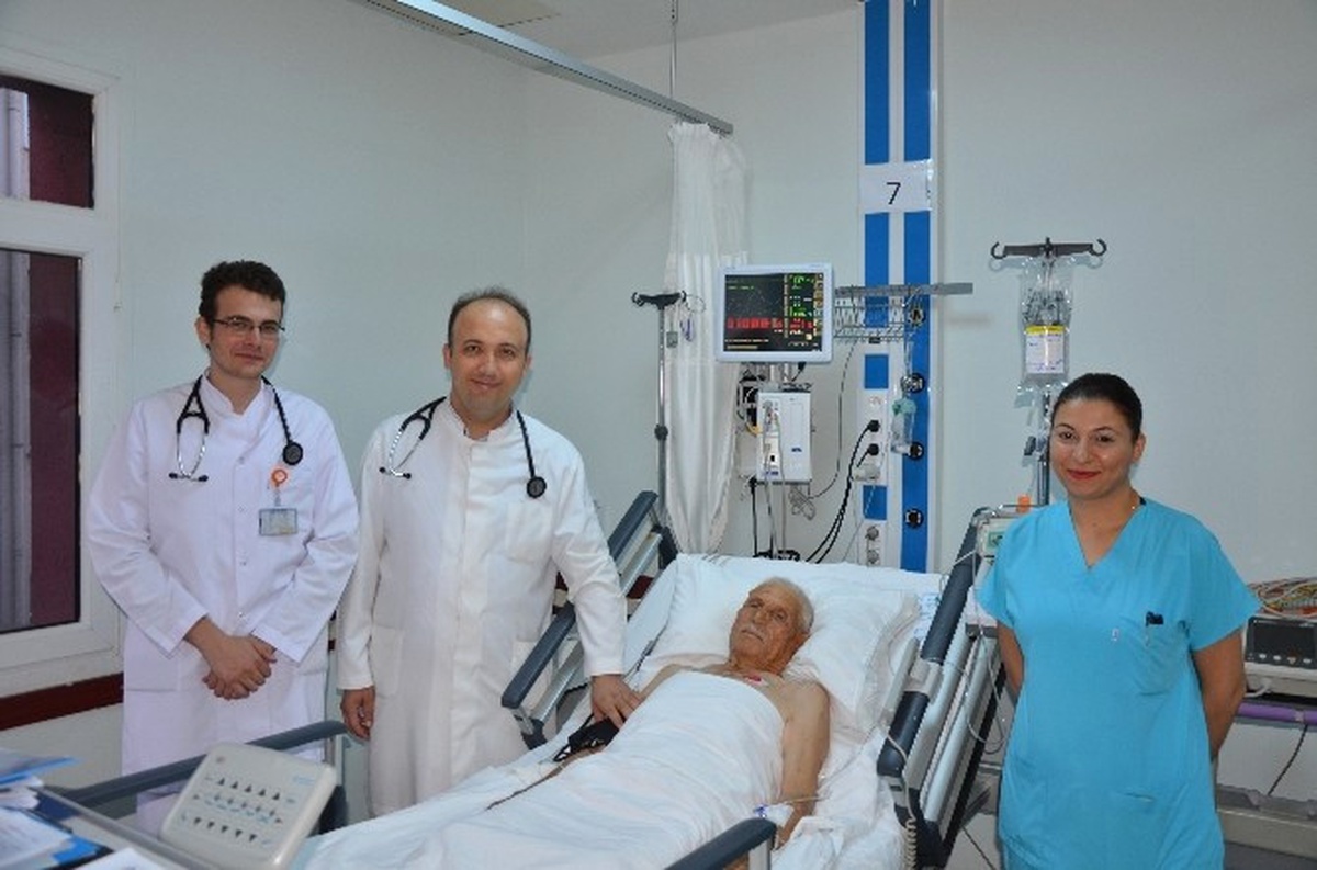 93 Yaşındaki Riskli Hastanın Kalp Damarları Aynı Seansta Açıldı