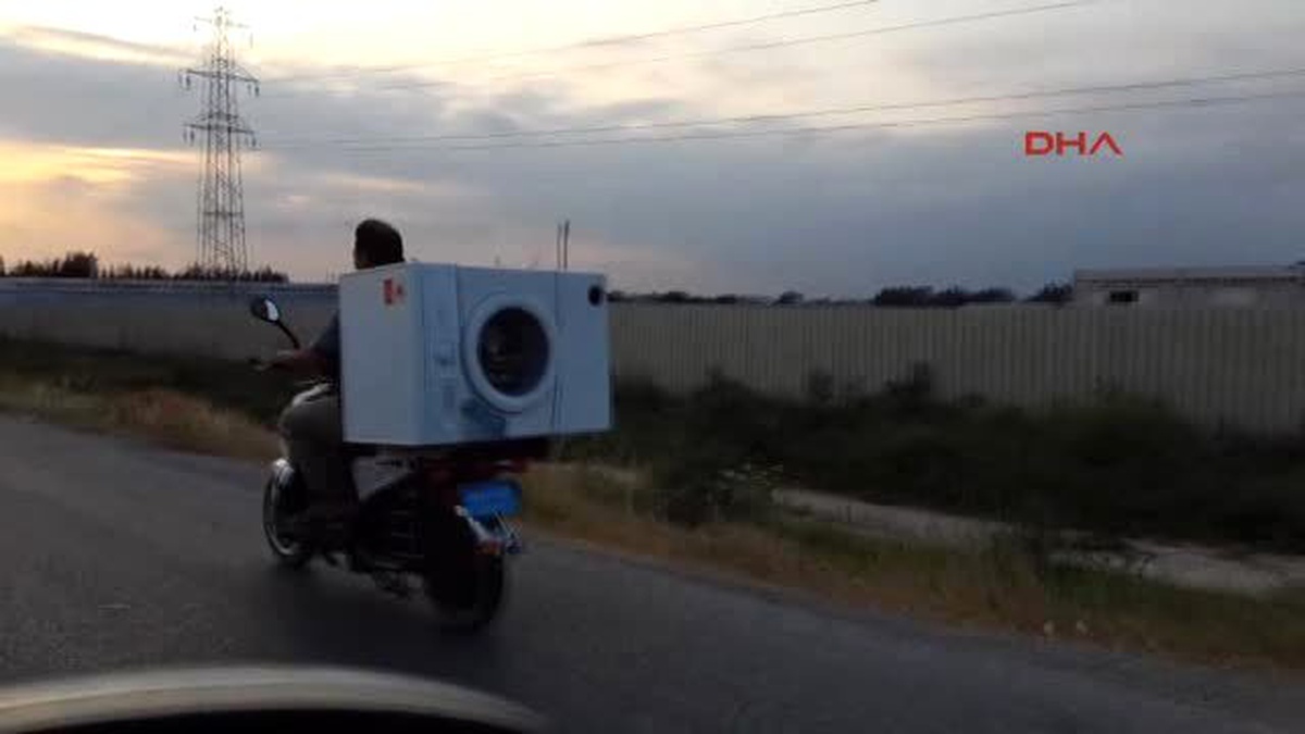 Adana Elektrikli Bisikletle Çamaşır Makinesi Taşıdı