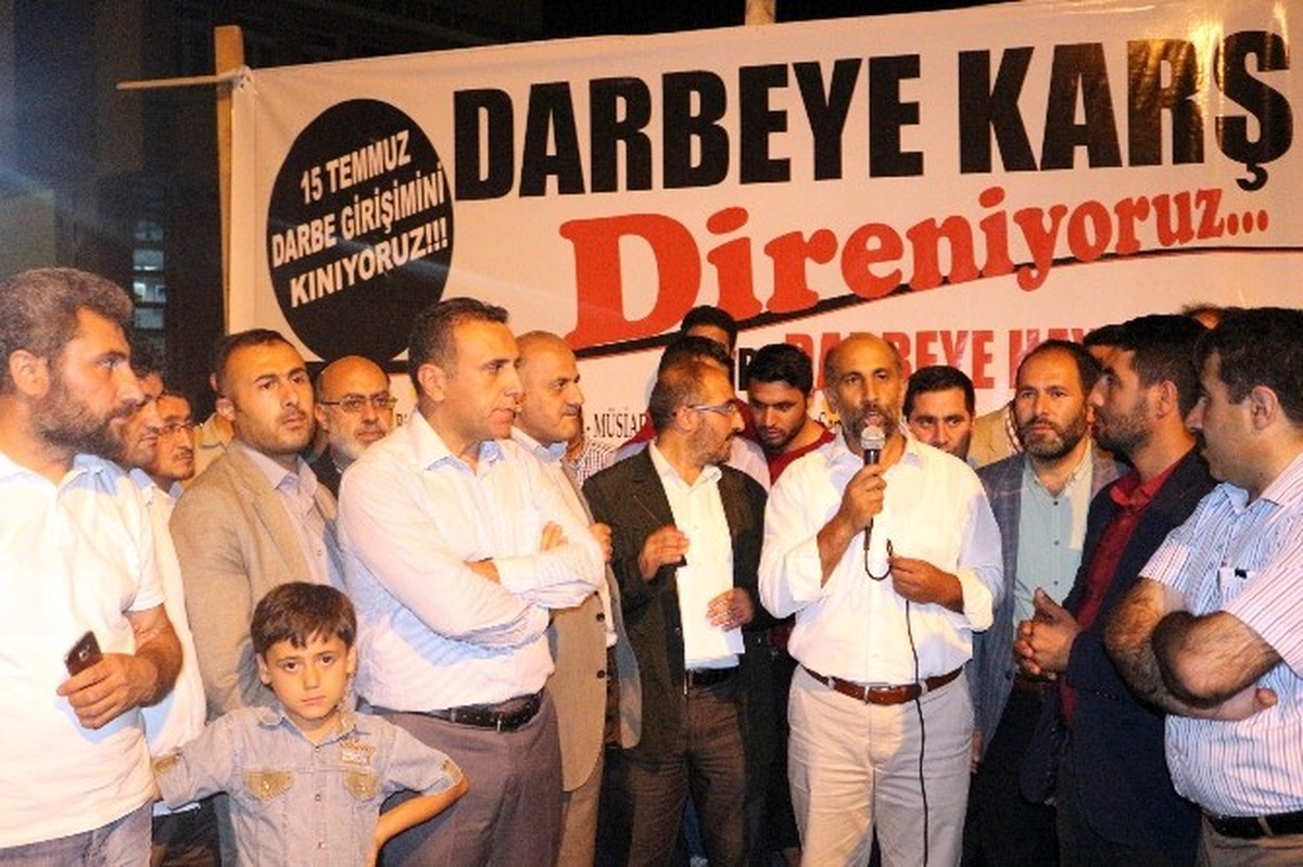 Ağrı\'da Demokrasi Direnişinin 5\'inci Gününde Halk Sokakları Terketmedi