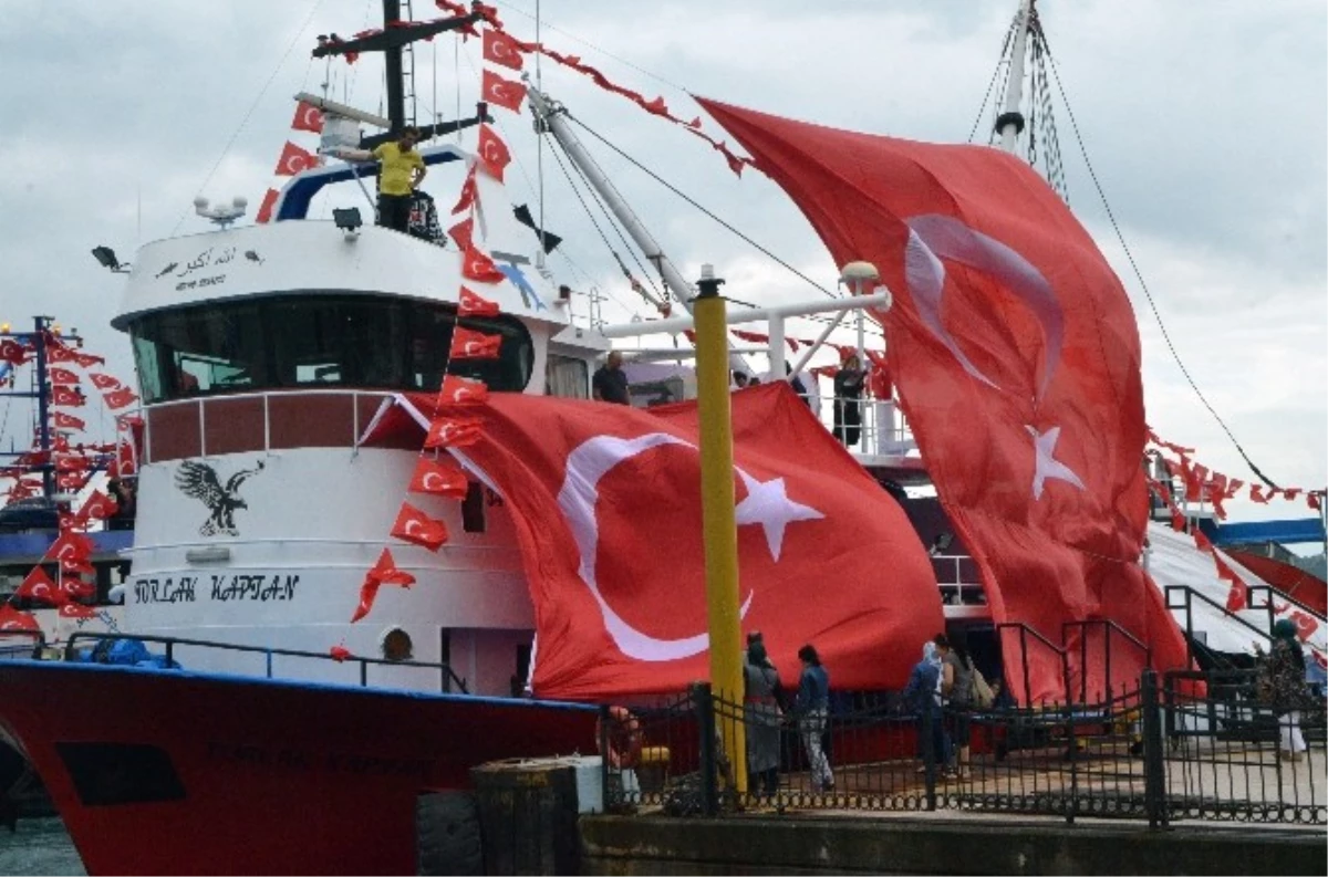 AK Parti Yüzlerce Tekne ile Demokrasi Turuna Çıktı