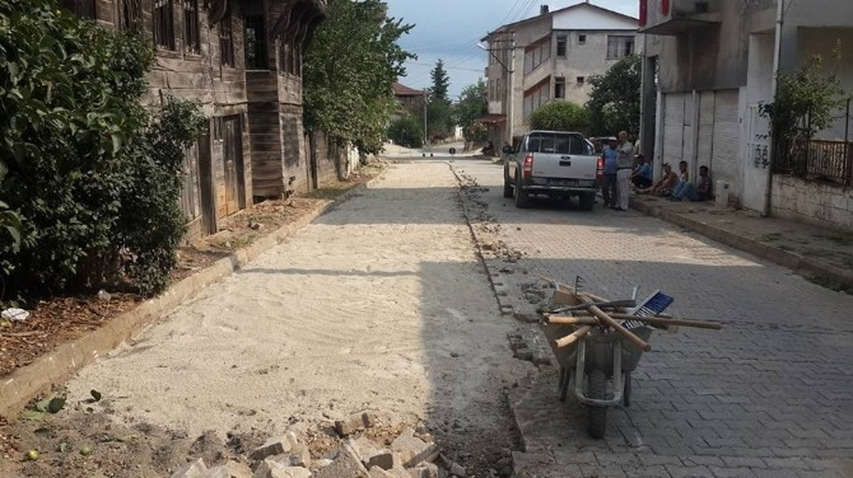 Akçakoca\'da Bozuk Yollar Yenileniyor