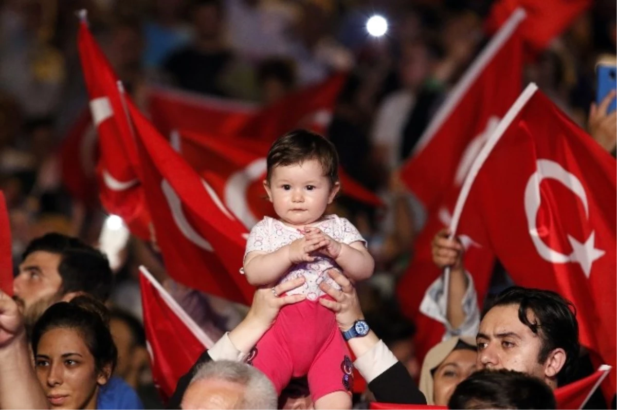 Antalya\'da Demokrasi Nöbeti Devam Ediyor