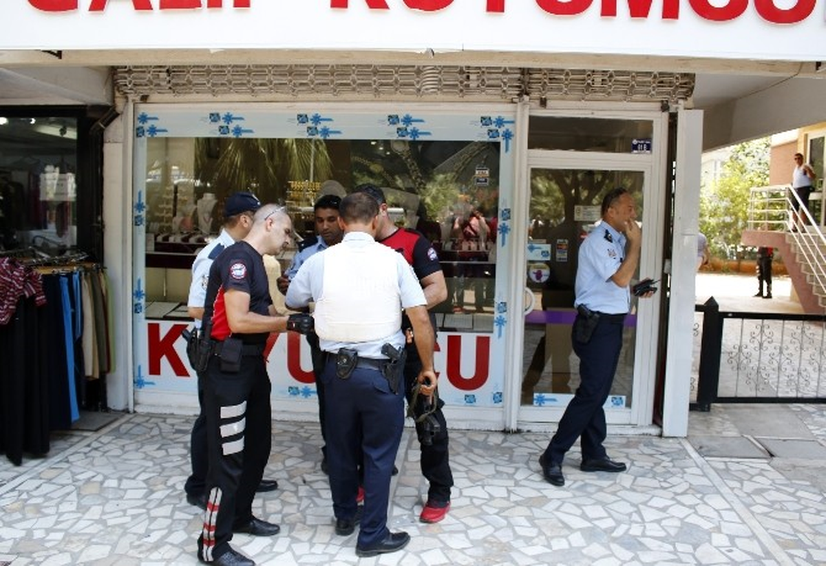 Antalya\'da Kuyumcuya Polis Baskını