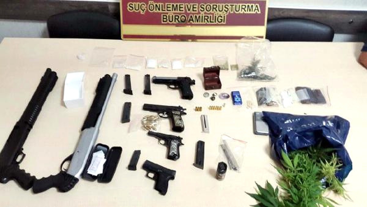 Aranan Şüpheli Silah, Uyuşturucu ve Tarihi Eserle Yakalandı