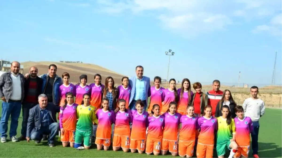 Batmanlı Kadın Futbolcular Şampiyonaya Hazırlanıyor