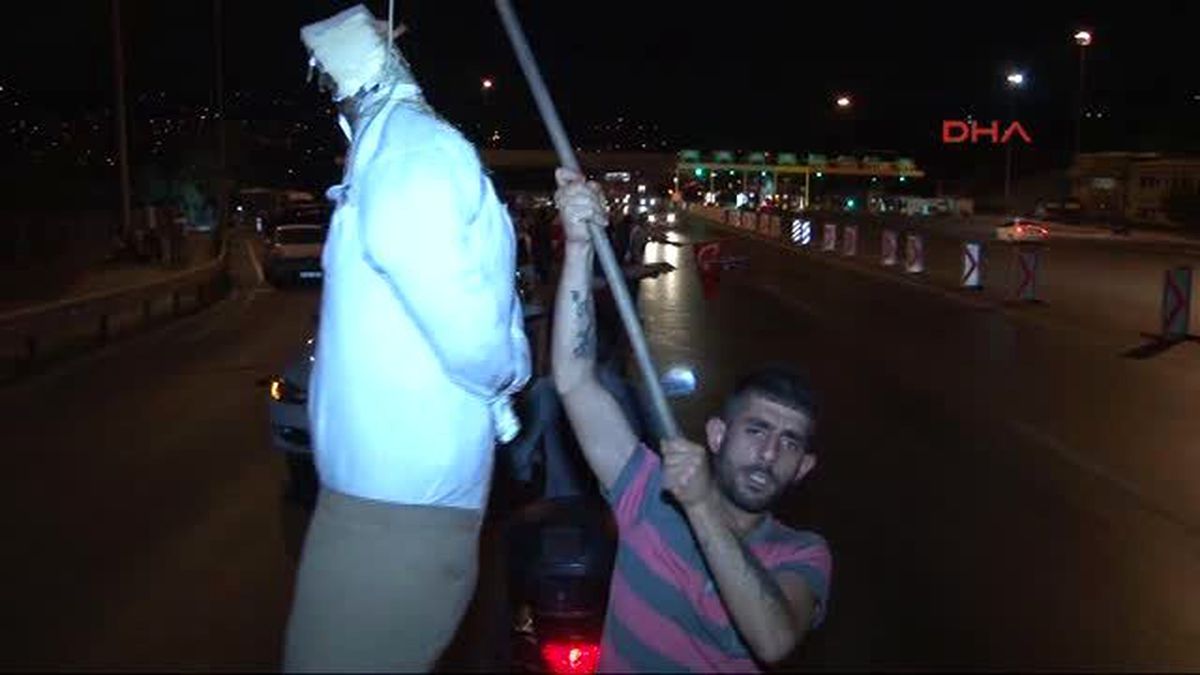Boğaziçi Köprüsü\'nde Darbe Girişimi Protestosu