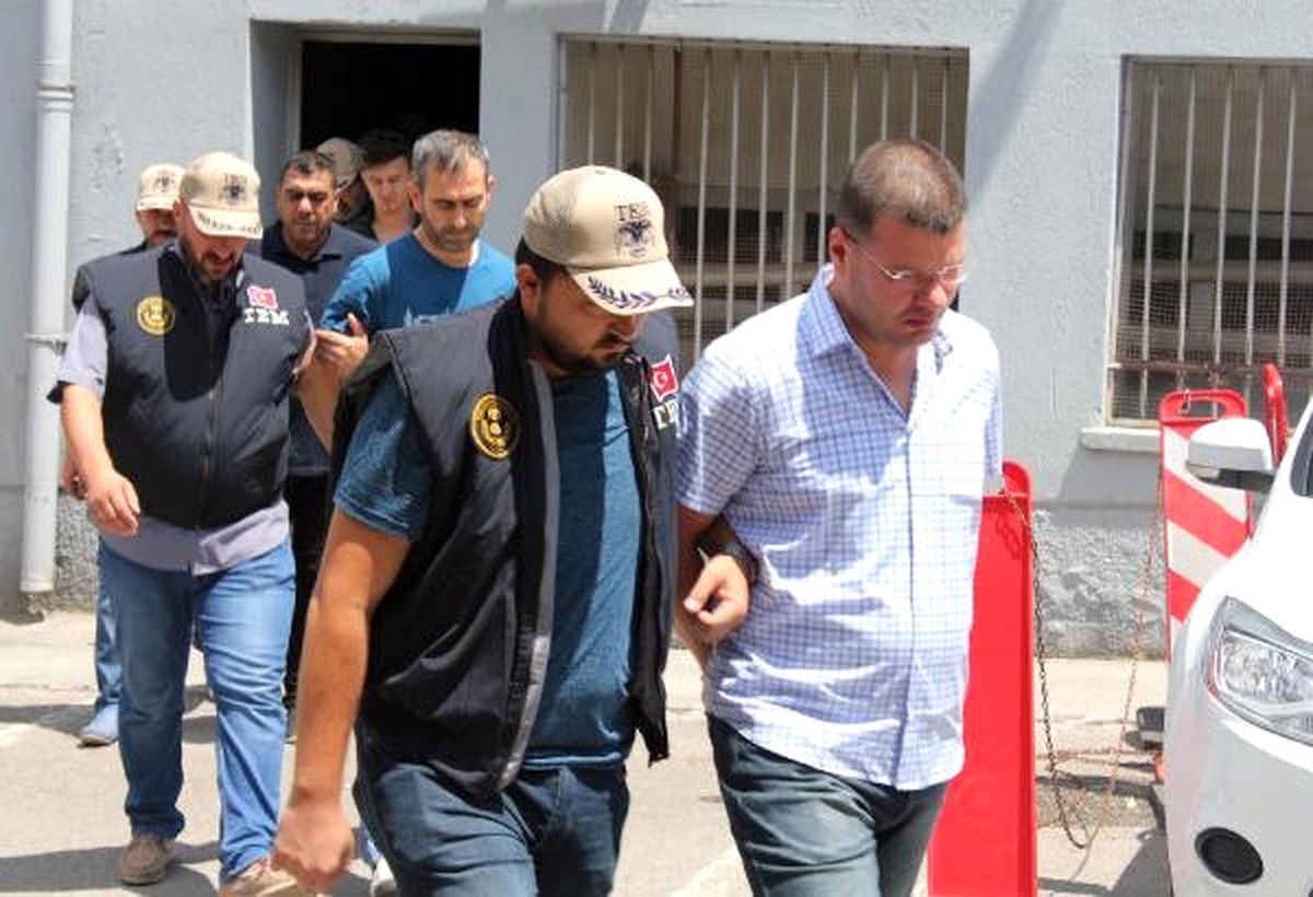 Bursa\'da \'Asker Gelirse Silahımızı Teslim Ederiz\' Diyen 4 Polise Gözaltı (2)