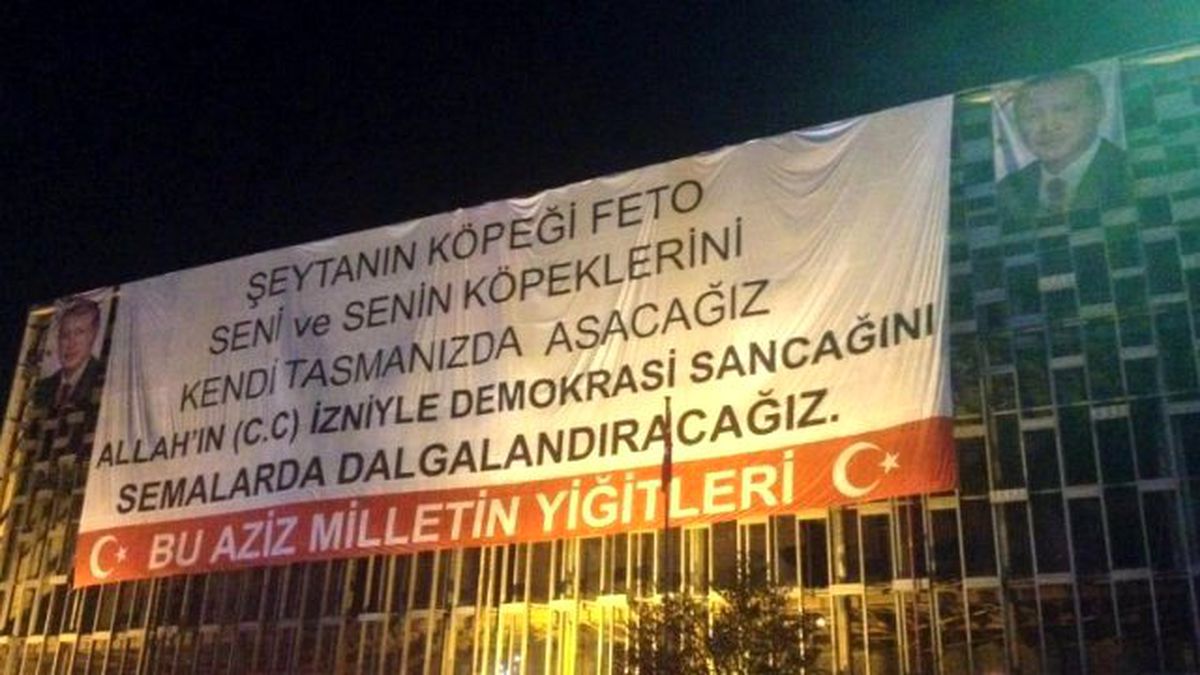Darbe Girişimine Dev Pankart ve Panoyla Tepki