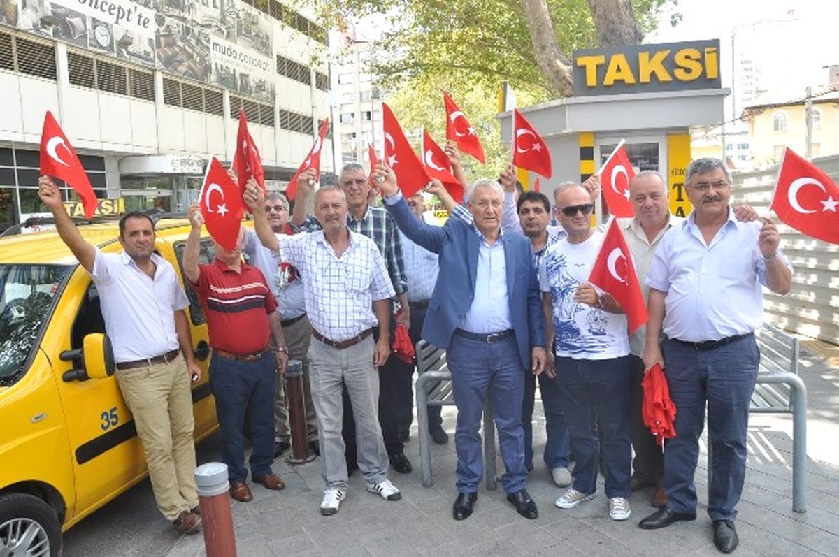 Darbe Girişimine Tepki Olarak Taksicilere Türk Bayrağı