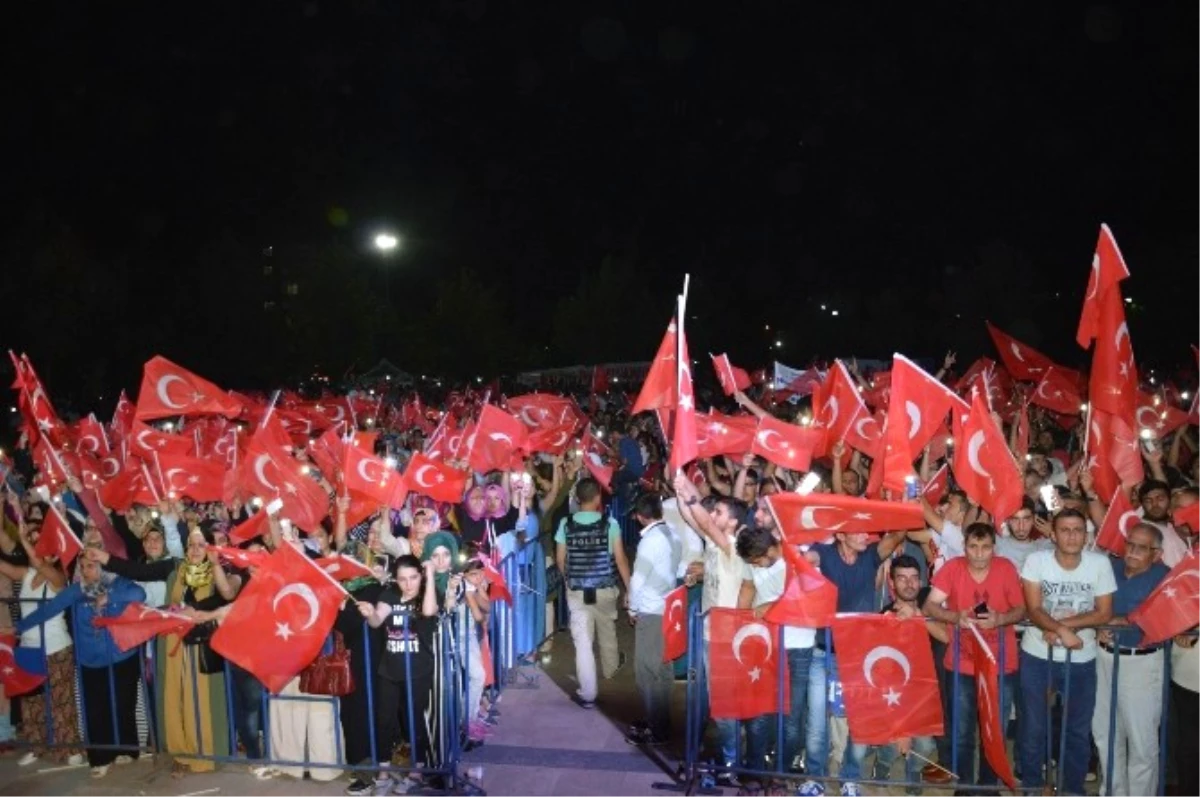 Diyarbakır\'da Tek Bayraklı Demokrasi Nöbeti