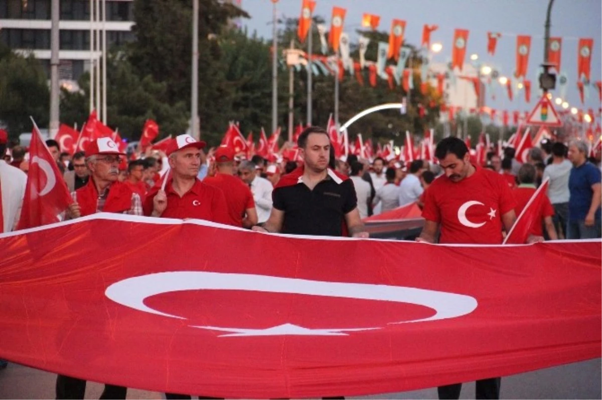 Edirne\'de Demokrasi Nöbetinde Meydanlarda İnsan Seli