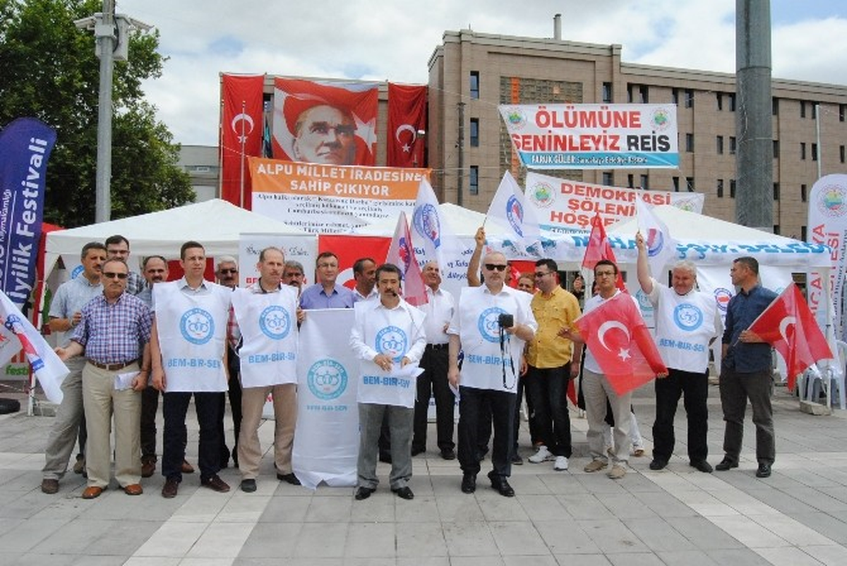 Eskişehir\'de Darbe Girişimine Tepkiler Sürüyor
