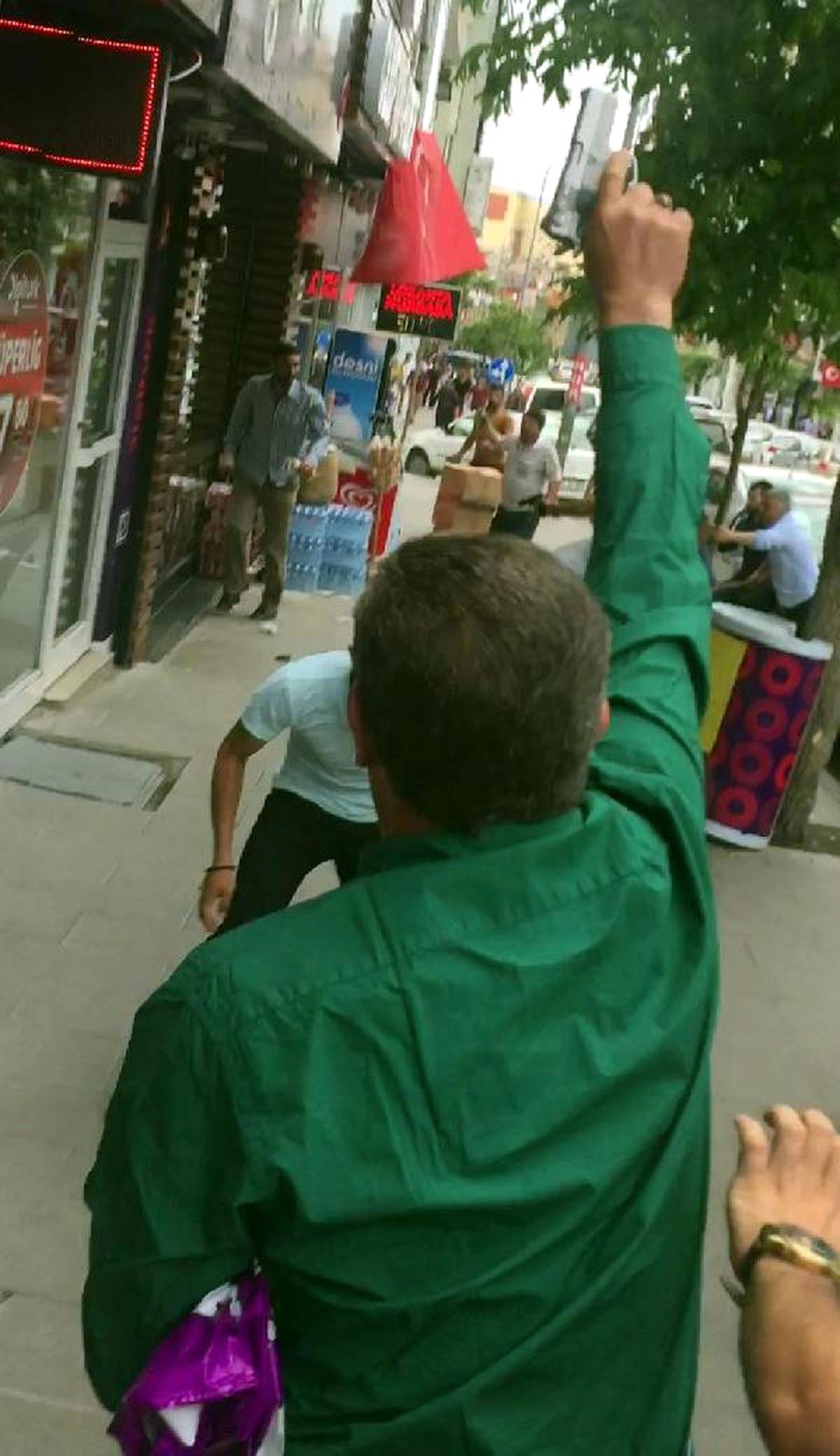Gaspçıya Vatandaş Dayak Attı, Polis Kurşun