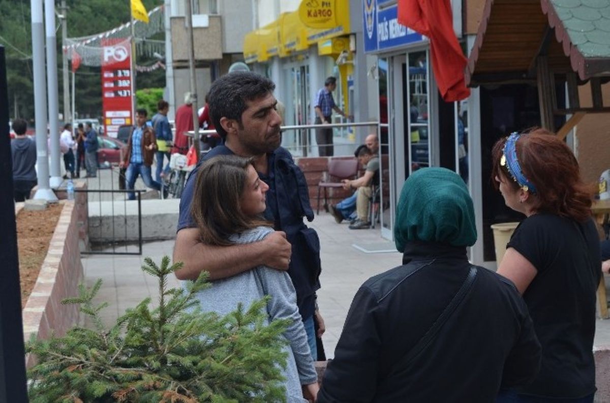 Genç Kız Polise Sarılarak Ağladı