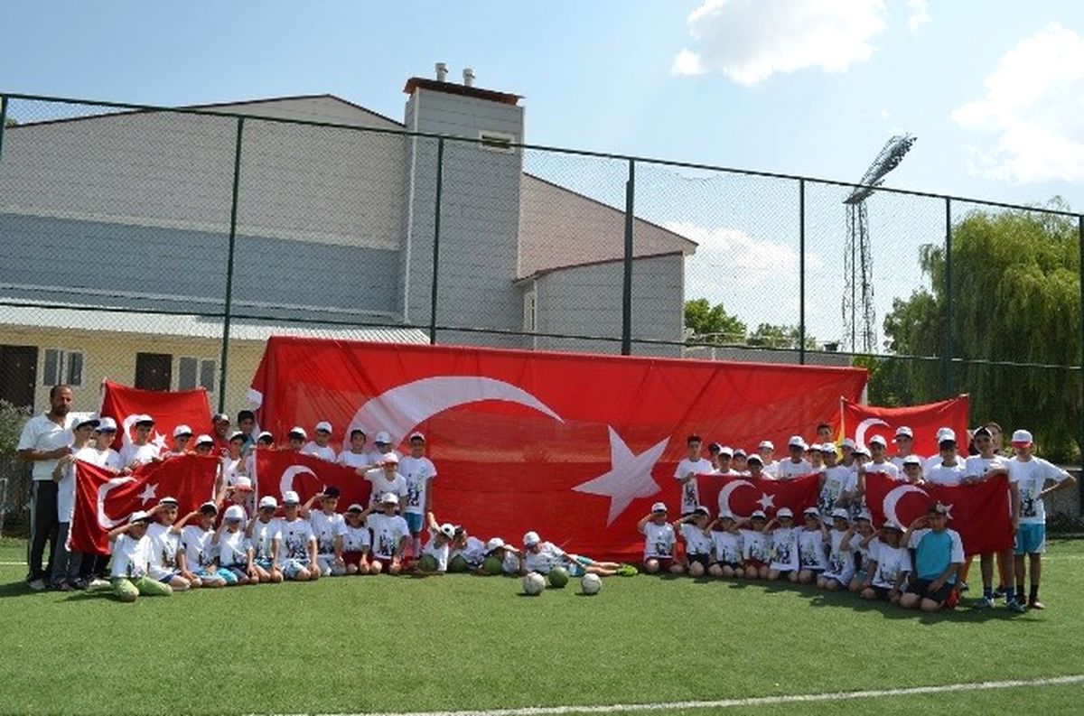 Gollerini Darbeye İnat Attılar