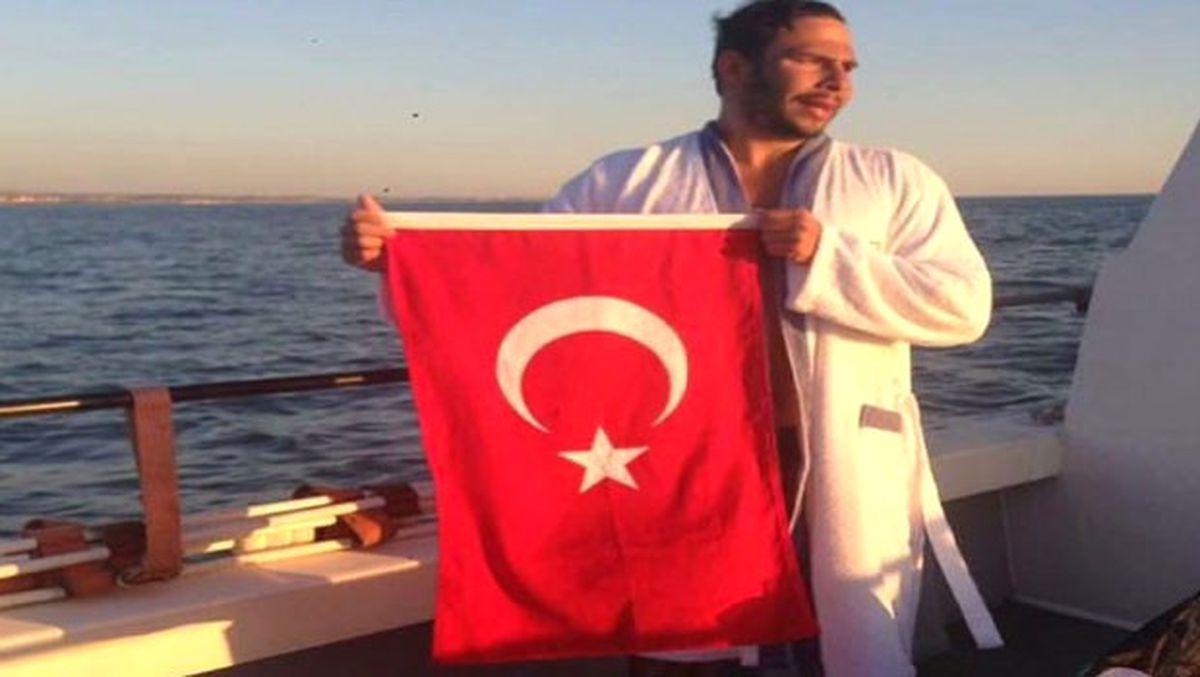 Karşıyakalı Emre Cebelitarık\'tan Sonra Manşı\'da Yüzerek Geçti