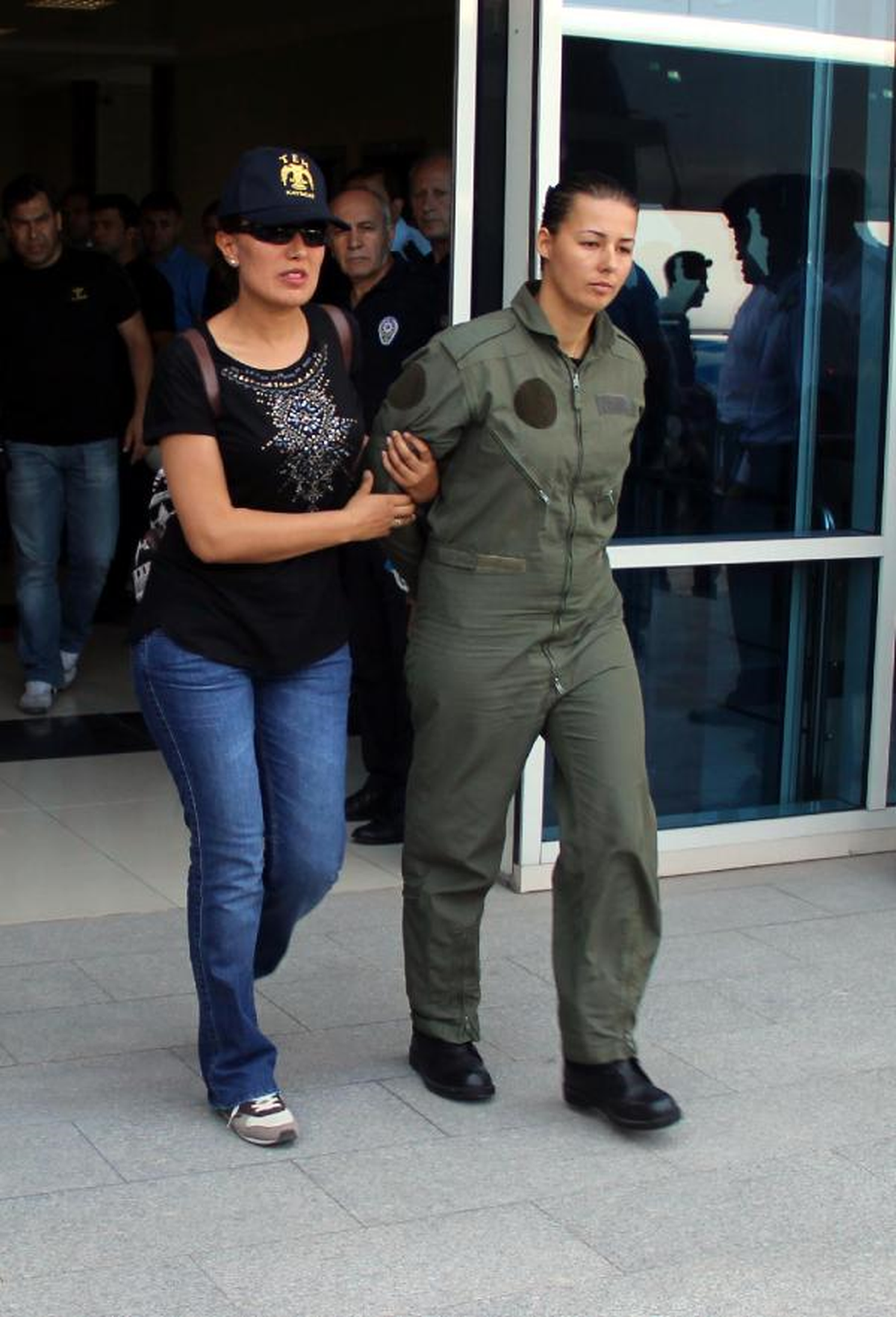 Kayseri\'de İzinsiz Askeri Uçak Kaldıran 48 Subay ve Astsubay Tutuklandı (2)