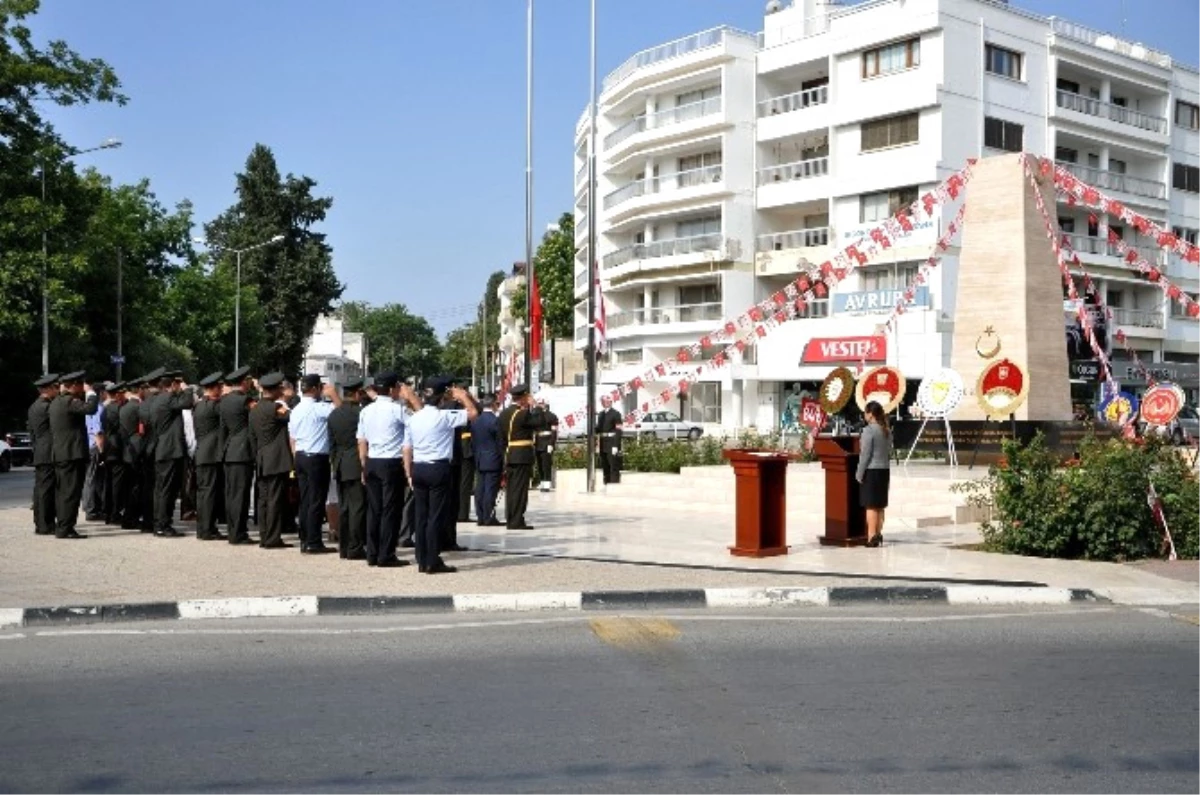 KKTC\'de Kıbrıs Barış Harekatı\'nın Yıl Dönümü Atatürk Anıtı\'nda Törenle Kutlandı