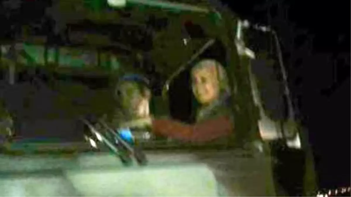 Komandoların Aracına Çıkan Kadın Direksiyonu Bırakmadı