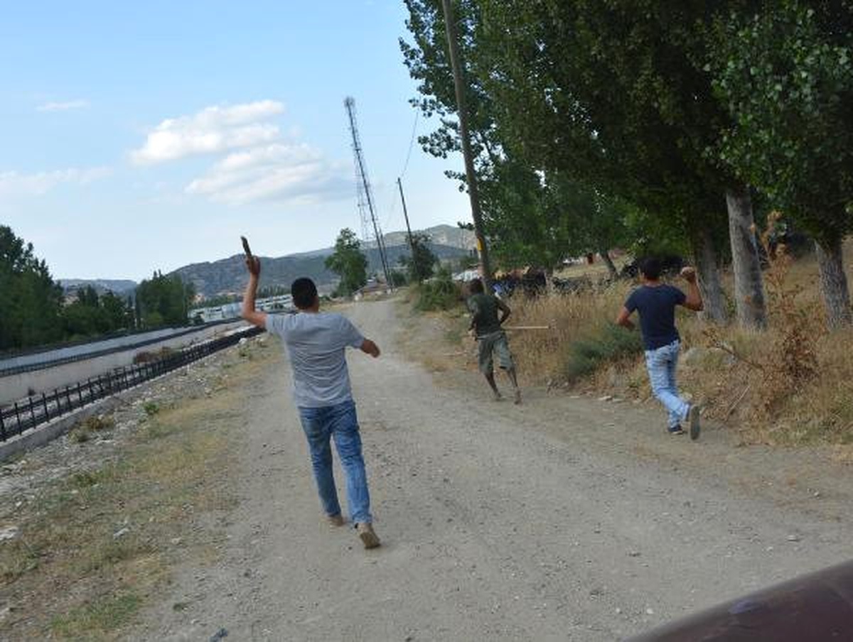 Köylü Gençler Fuhuş Yaptırdığı Öne Sürülen Ugandalı Sığınmacıyı Kovaladı