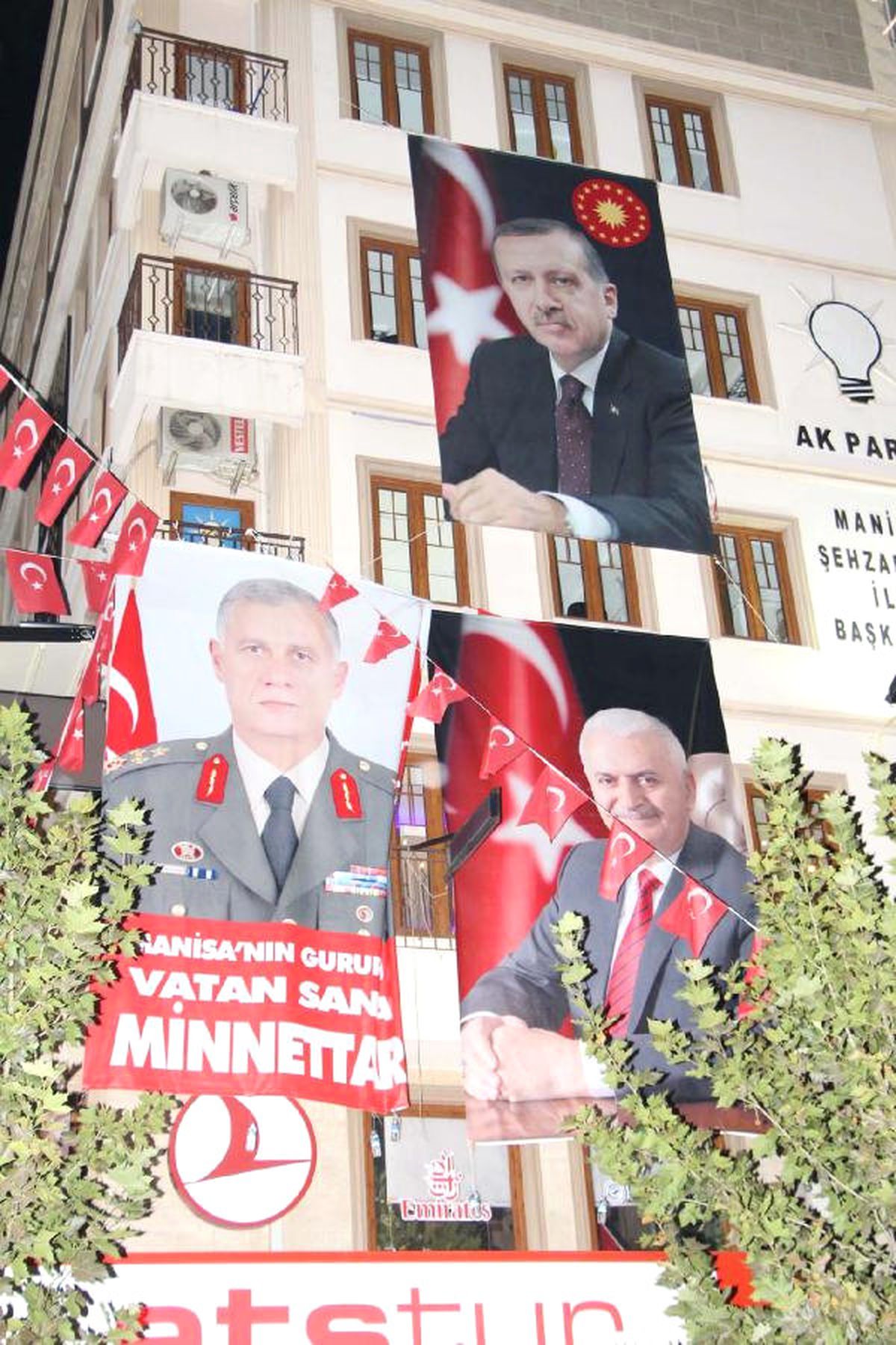 Manisalı Komutan İçin Dev Pankart