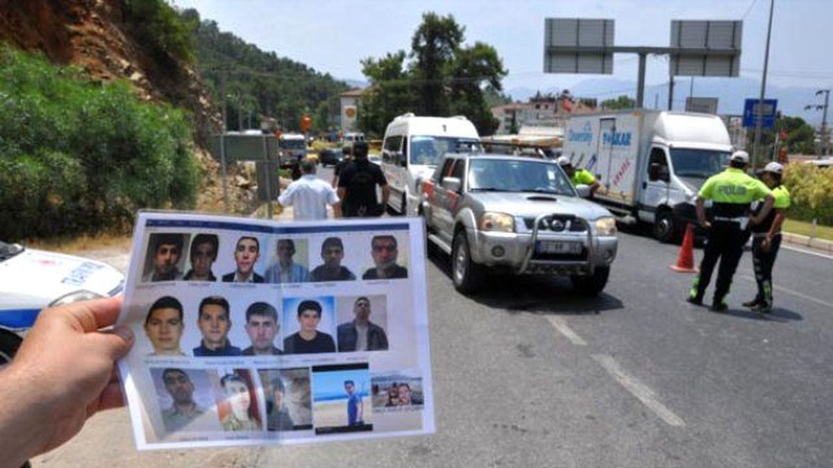 Marmaris'te Vatandaşlara Darbeci Askerlerin Fotoğrafları Gösteriliyor