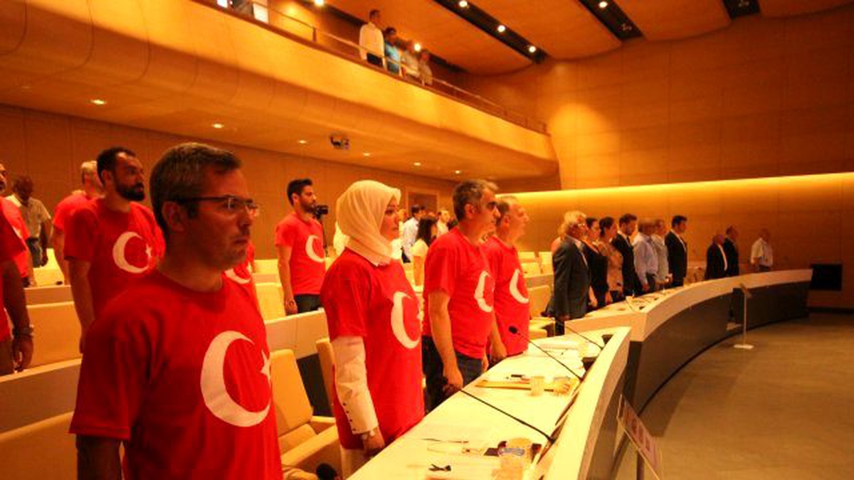 Meclise Ay Yıldızlı Tişörtle Katıldılar…