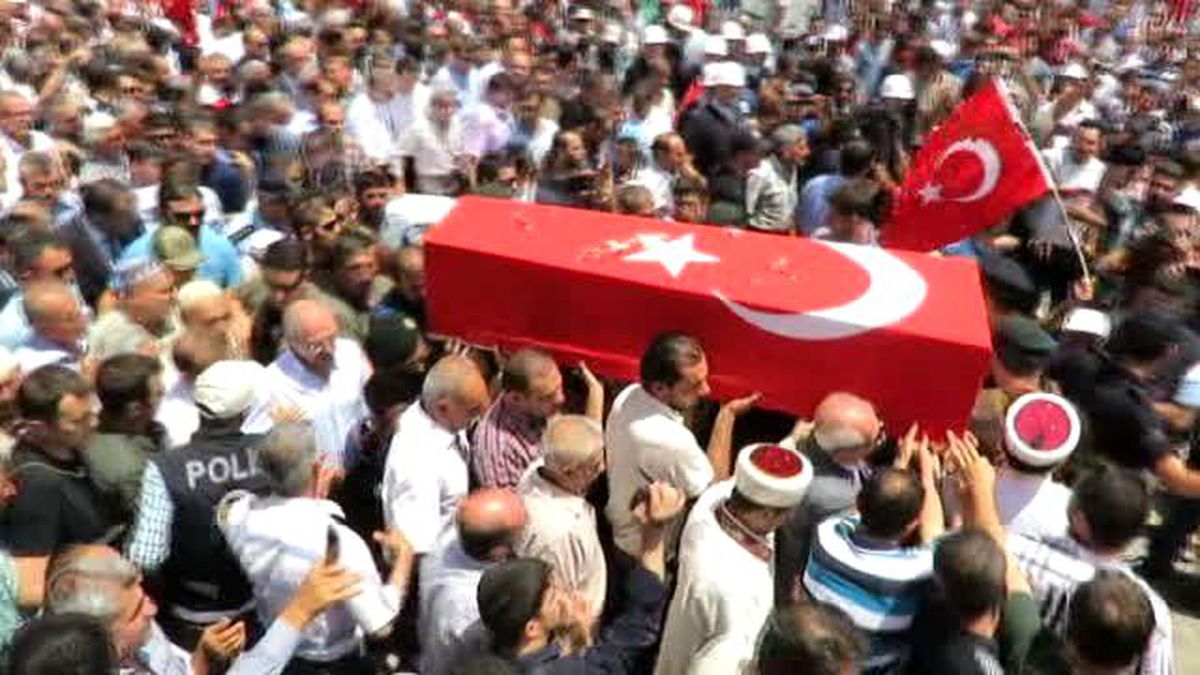 Midyat Şehit Polis Velit Bekdaş, Midyat\'ta Tekbirler Eşliğinde Uğurlandı