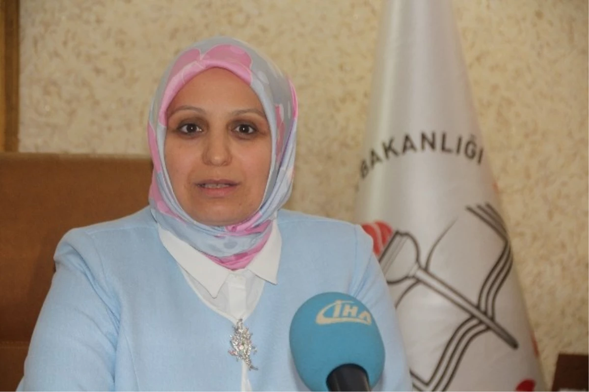 Türkiye\'nin İlk Başörtülü İl Milli Eğitim Müdürü Bilecik\'te Göreve Başladı