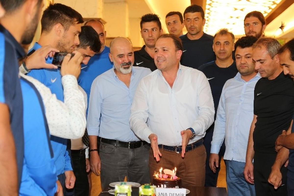 Sedat Sözlü\'ye Doğum Günü Sürprizi