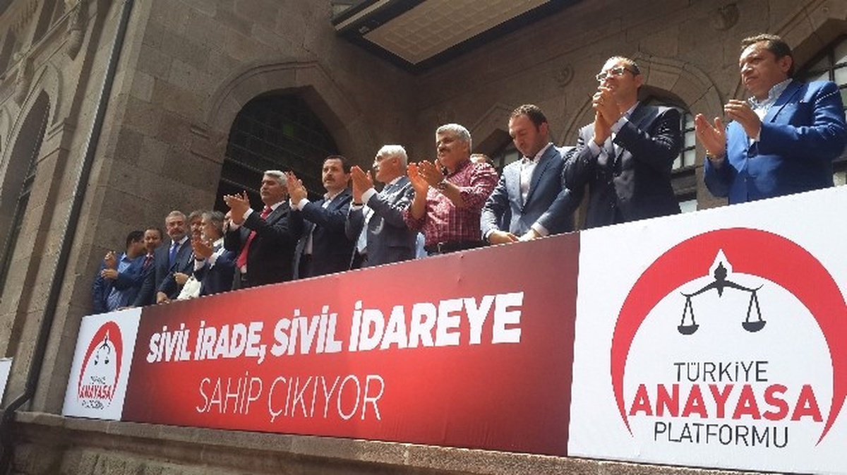 Stk\'lar \'Darbeye Karşı Hayır\' Demek İçin Eski Meclis\'te Toplandı