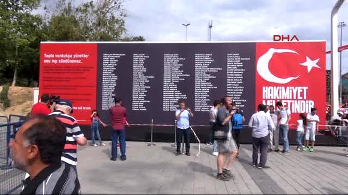 Taksim Meydanı\'na Darbe Kurbanlarının İsimlerinin Yazılı Olduğu Pano Konuldu