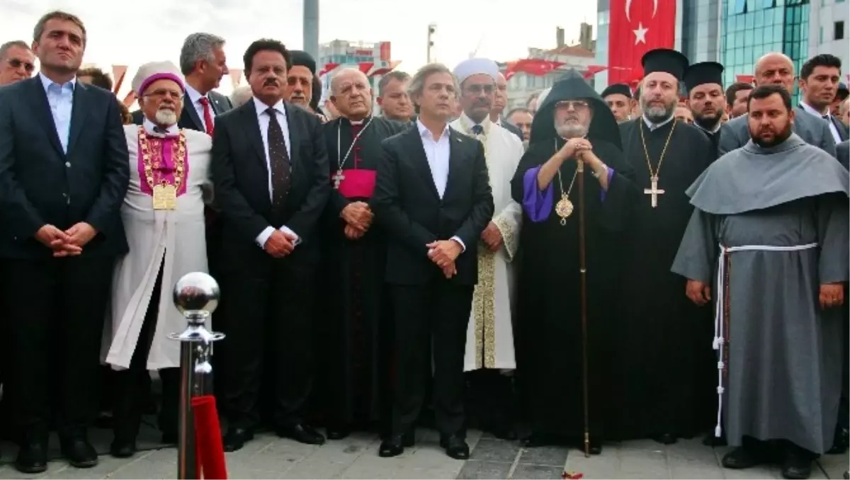 Taksim Meydanı\'nda Demokrasi Şehitleri Anıtı\'na Karanfil Bırakıldı