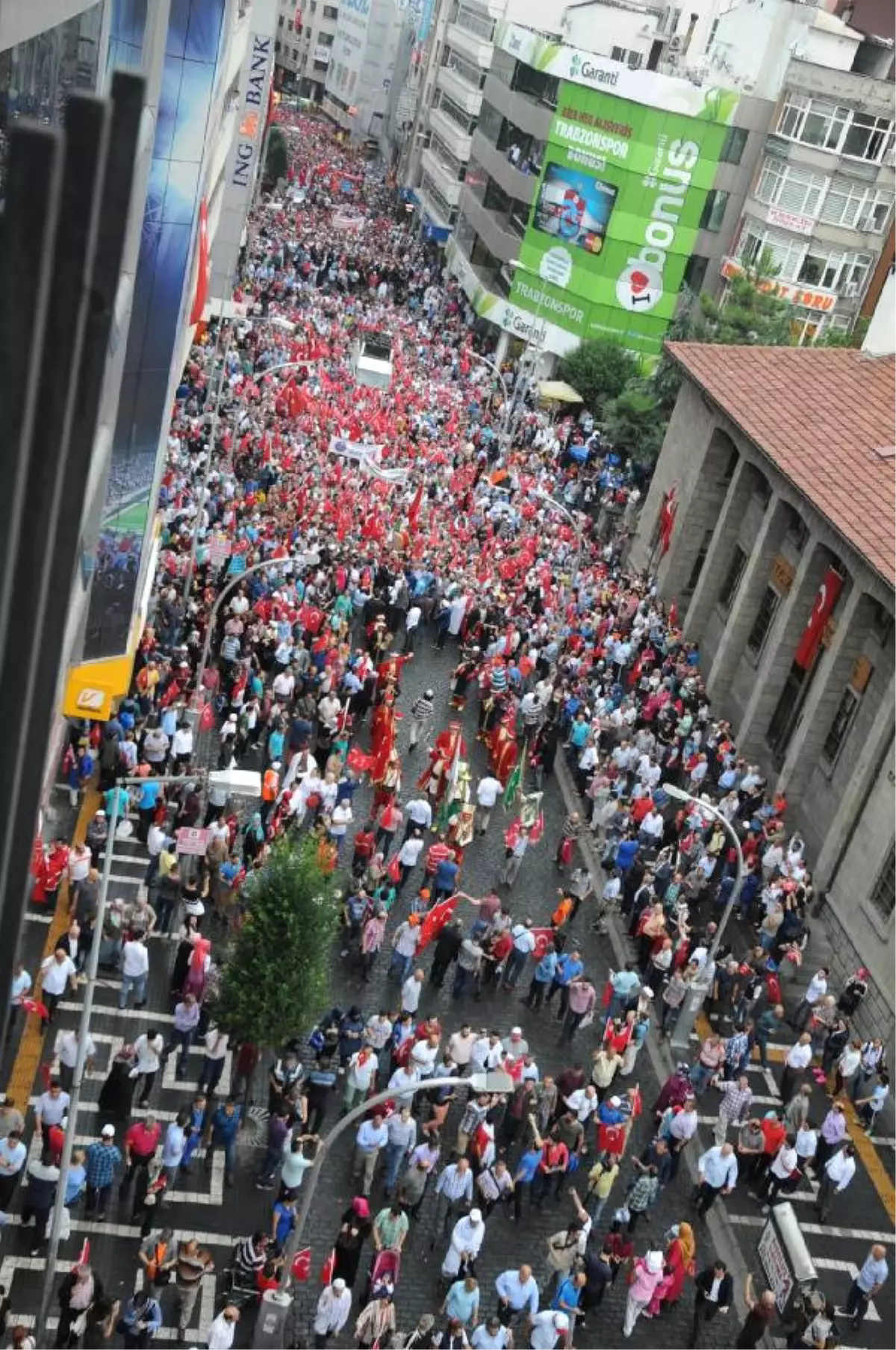 Trabzon\'da Demokrasi Yürüyüşüne 10 Bin Kişi Katıldı