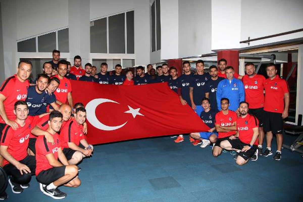 Trabzonspor\'dan Bayraklı Protesto