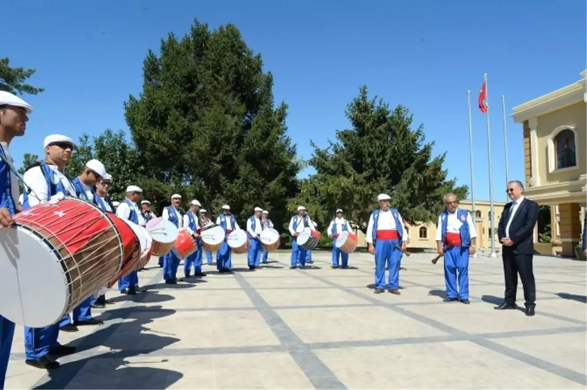 Vali Özdemir\'e Kırkpınar Davul Zurna Ekibi\'nden Davet Turu