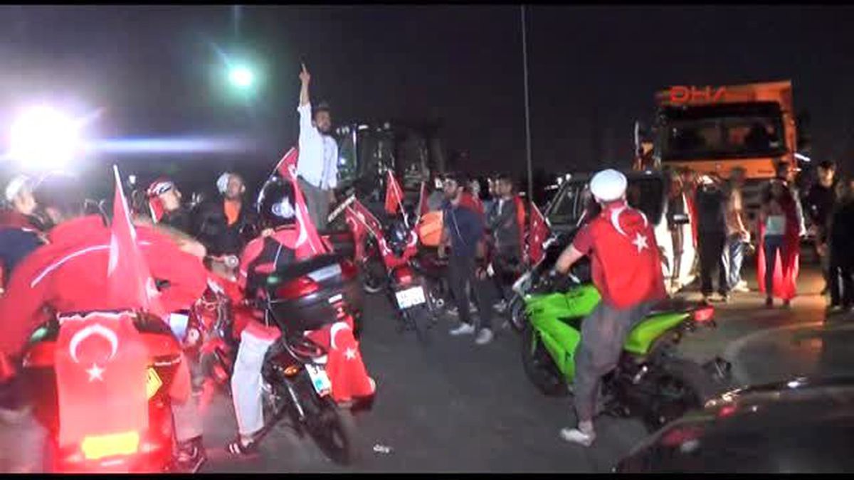 Vatan Caddesi\'nde "Demokrasi Nöbeti"