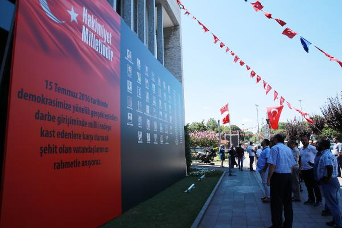 15 Temmuz'da Hayatını Kaybedenlerin Fotoğrafları İBB Önünde