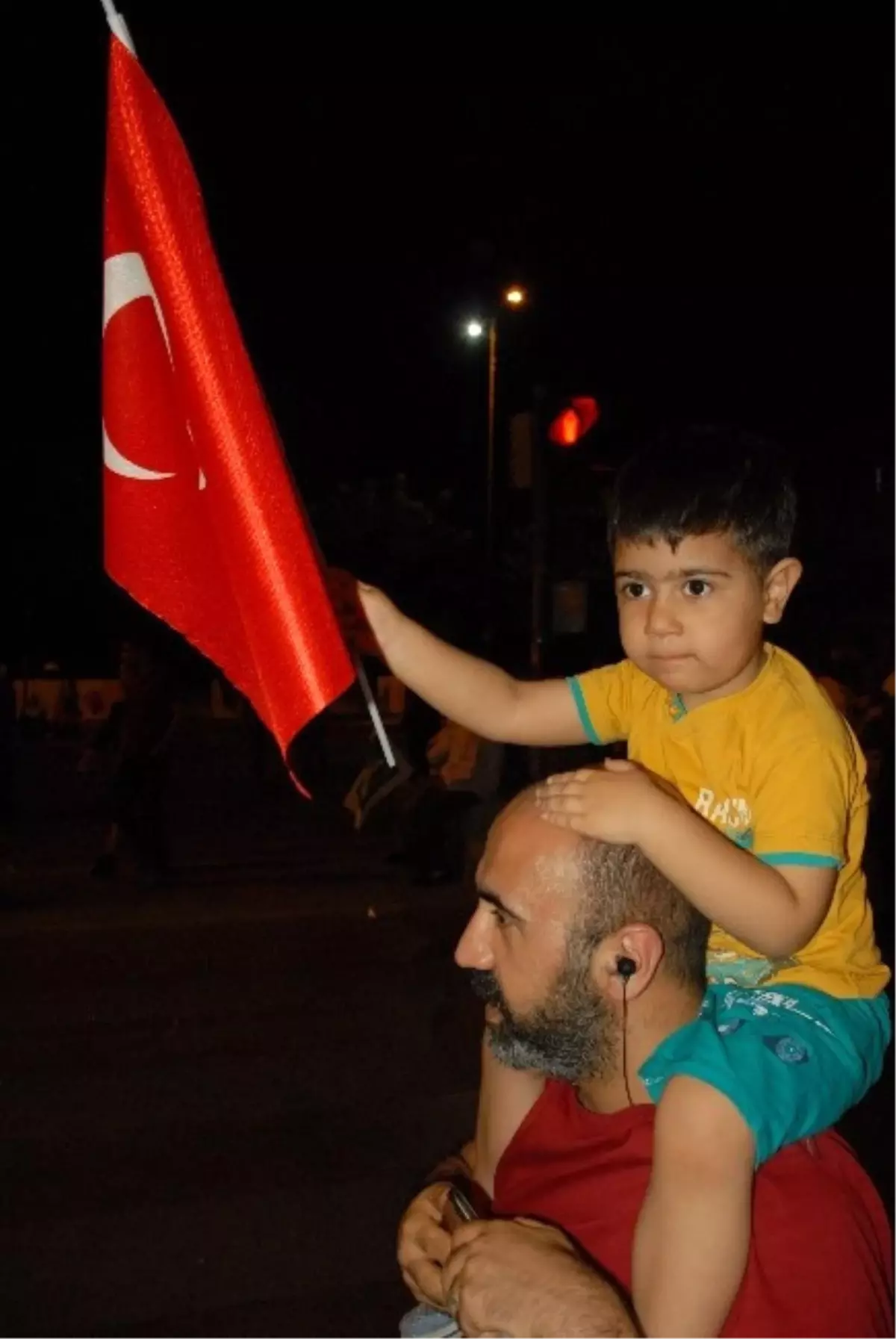 Anne ve Babalarının Kucağında Demokrasi Nöbeti Tutuyorlar