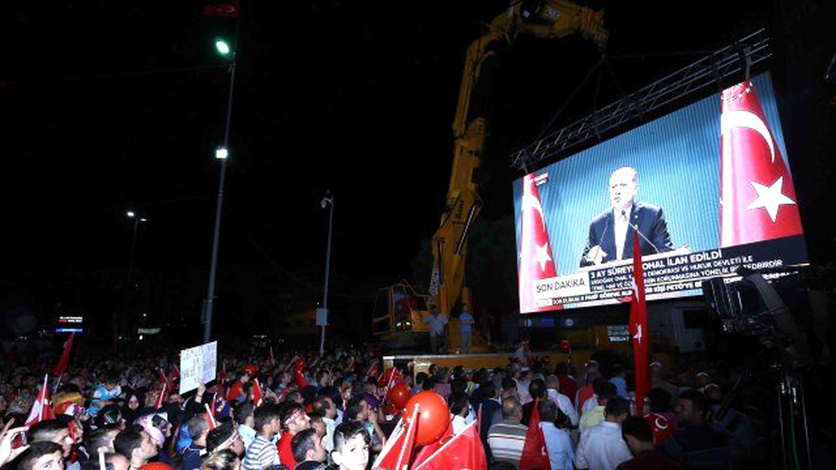 Bağcılarlılar: "Darbeye geçit vermeyiz" dedi.