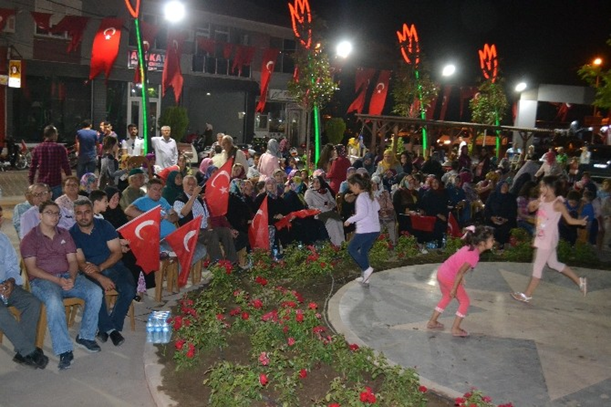 Bigadiç\'te Demokrasi Nöbeti Devam Ediyor