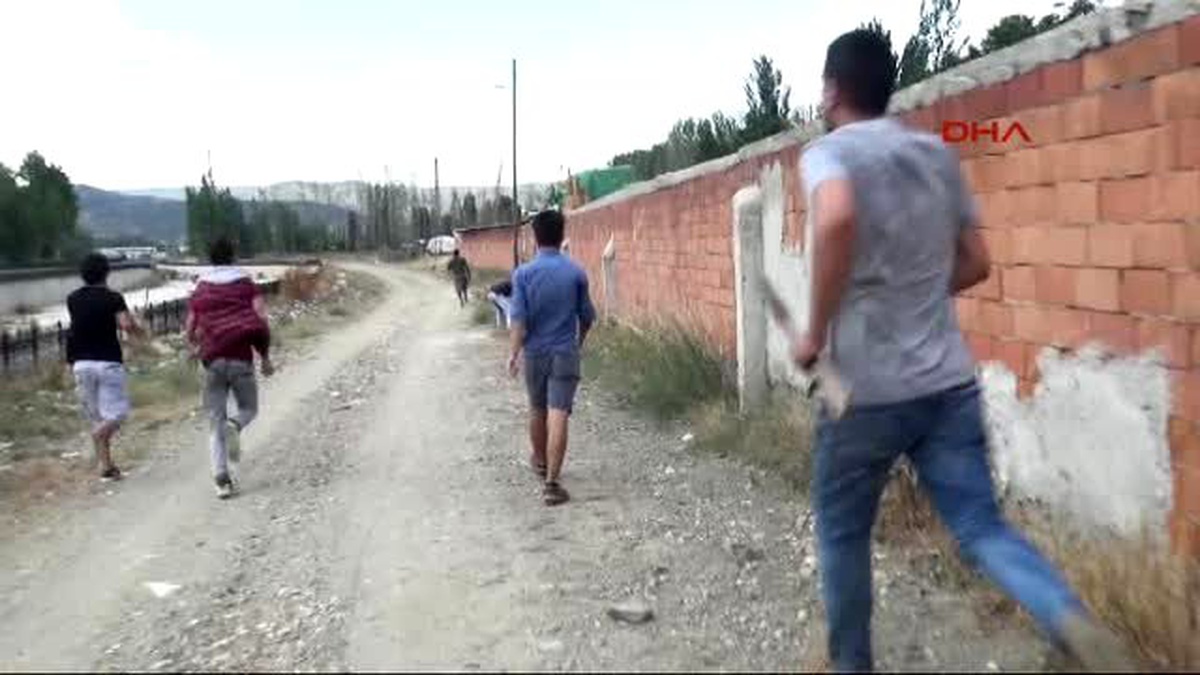Köylü Gençler, Kadınlara Fuhuş Yaptırdığı Öne Sürülen Ugandalı Sığınmacıyı Kovaladı