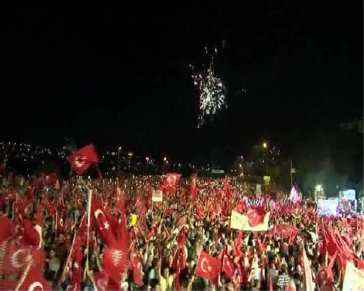 Boğaziçi Köprüsü\'nde Darbe Girişimi Protesto Ediliyor (1)