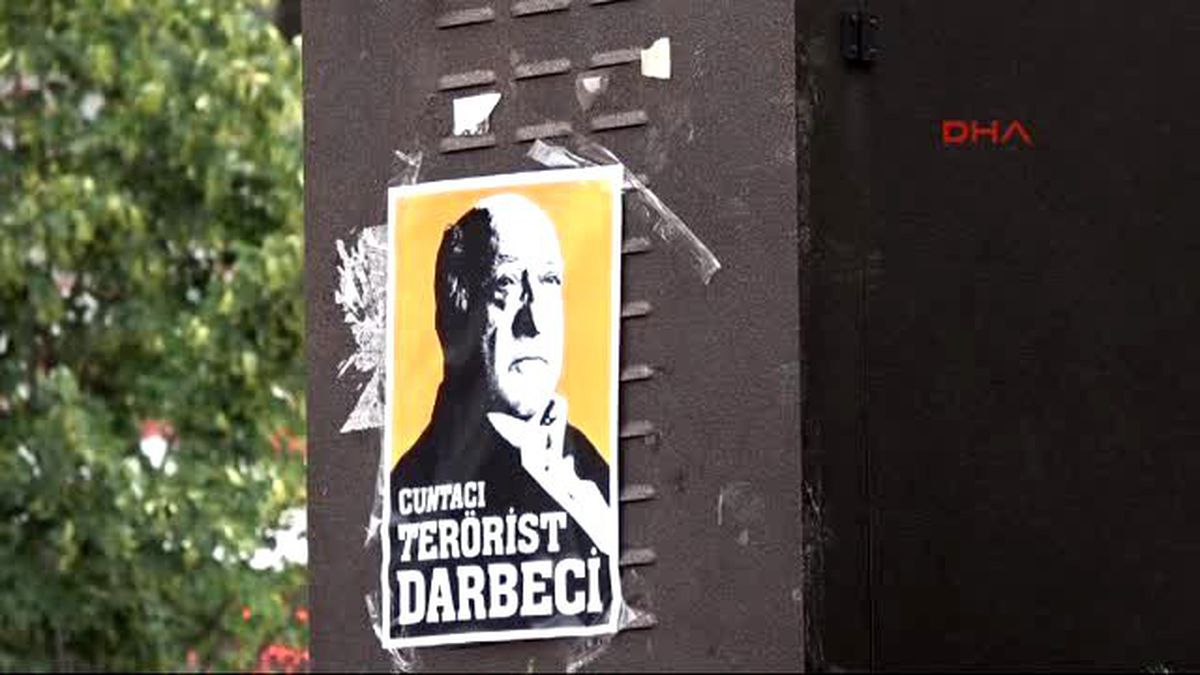 Bolu'da Fethullah Gülen'in 'Cuntacı Terörist' Yazılı Afişlerini Astılar